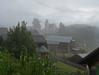 Kirche Feldis im Nebel